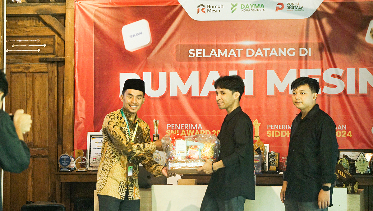Penyerahan Cinderamata dari SMK Al Sya’iriyah Limpung