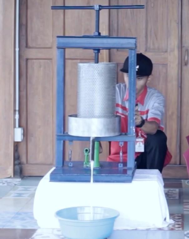 penggunaan mesin peras santan