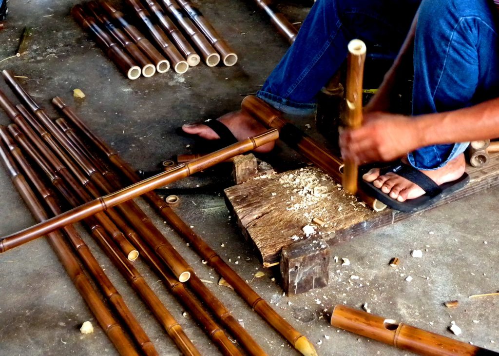 Langkah pertama dalam pengolahan bambu menjadi suatu produk kerajinan adalah