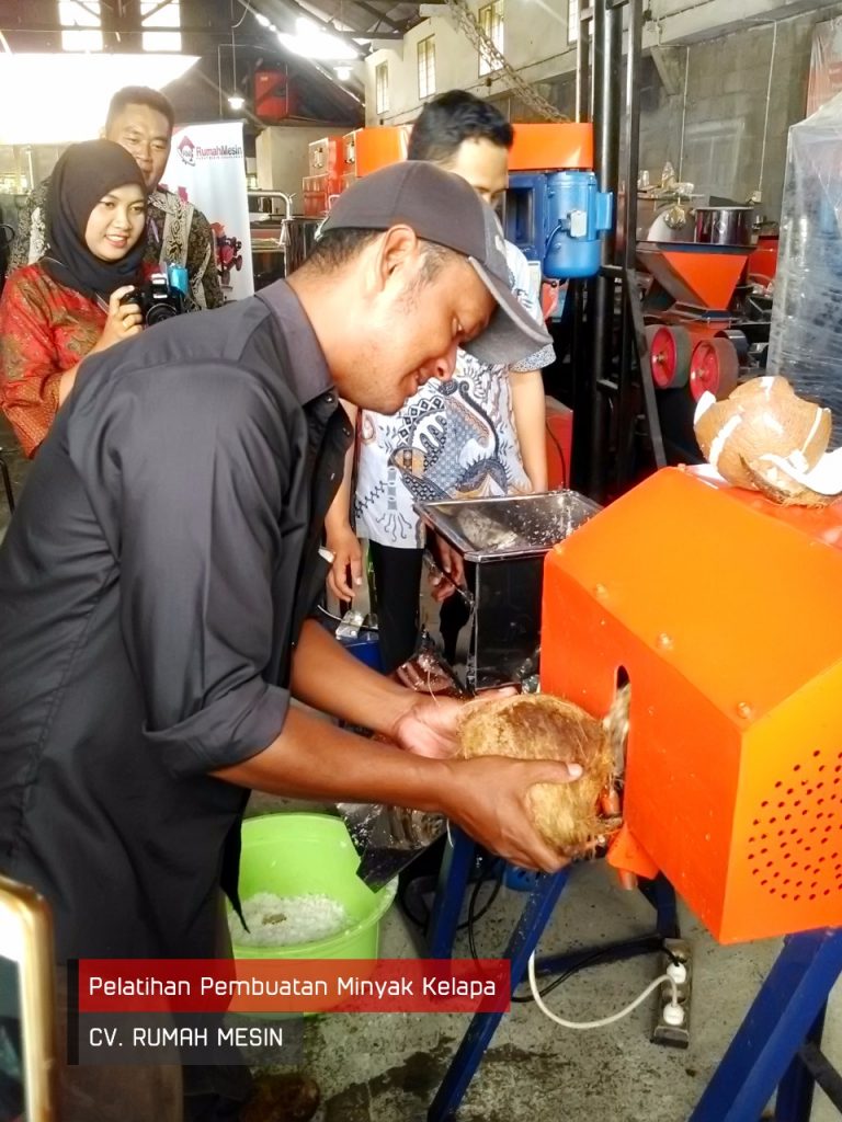 Proses Pencungkilan Kelapa