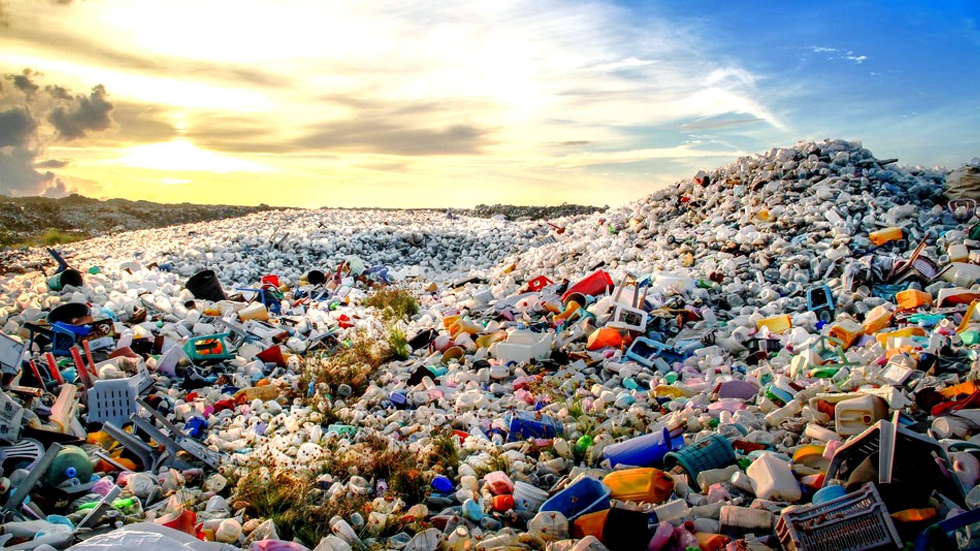 Bisnis Kreatif Pemanfaatan Limbah Plastik  Menjadi Usaha