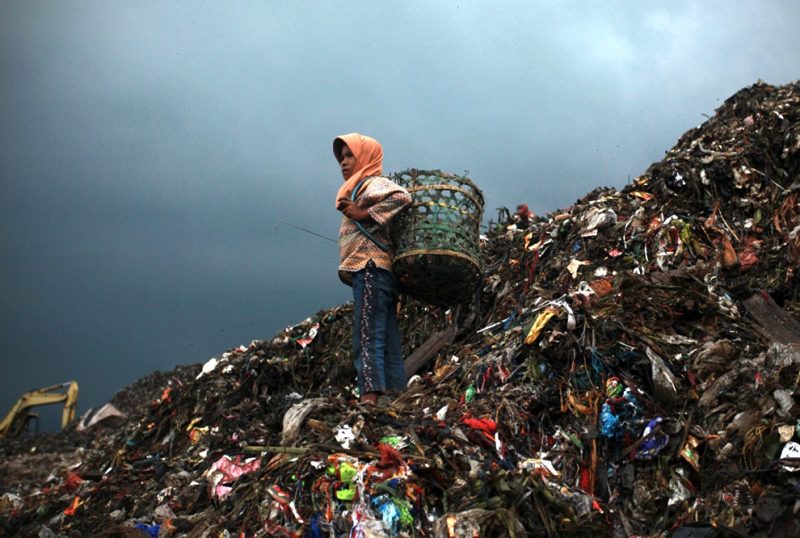 Bisnis Kreatif Pemanfaatan Limbah  Plastik Menjadi Usaha