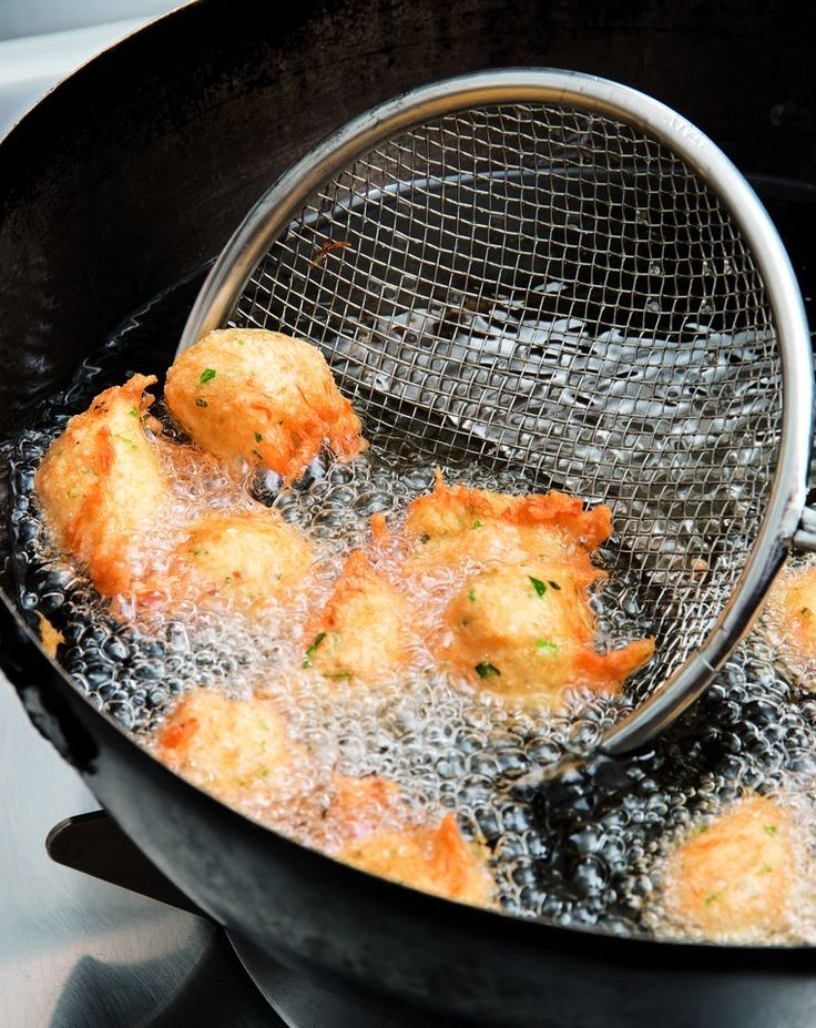 menggoreng dengan minyak