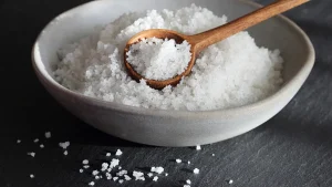 garam untuk membersihkan rumput liar