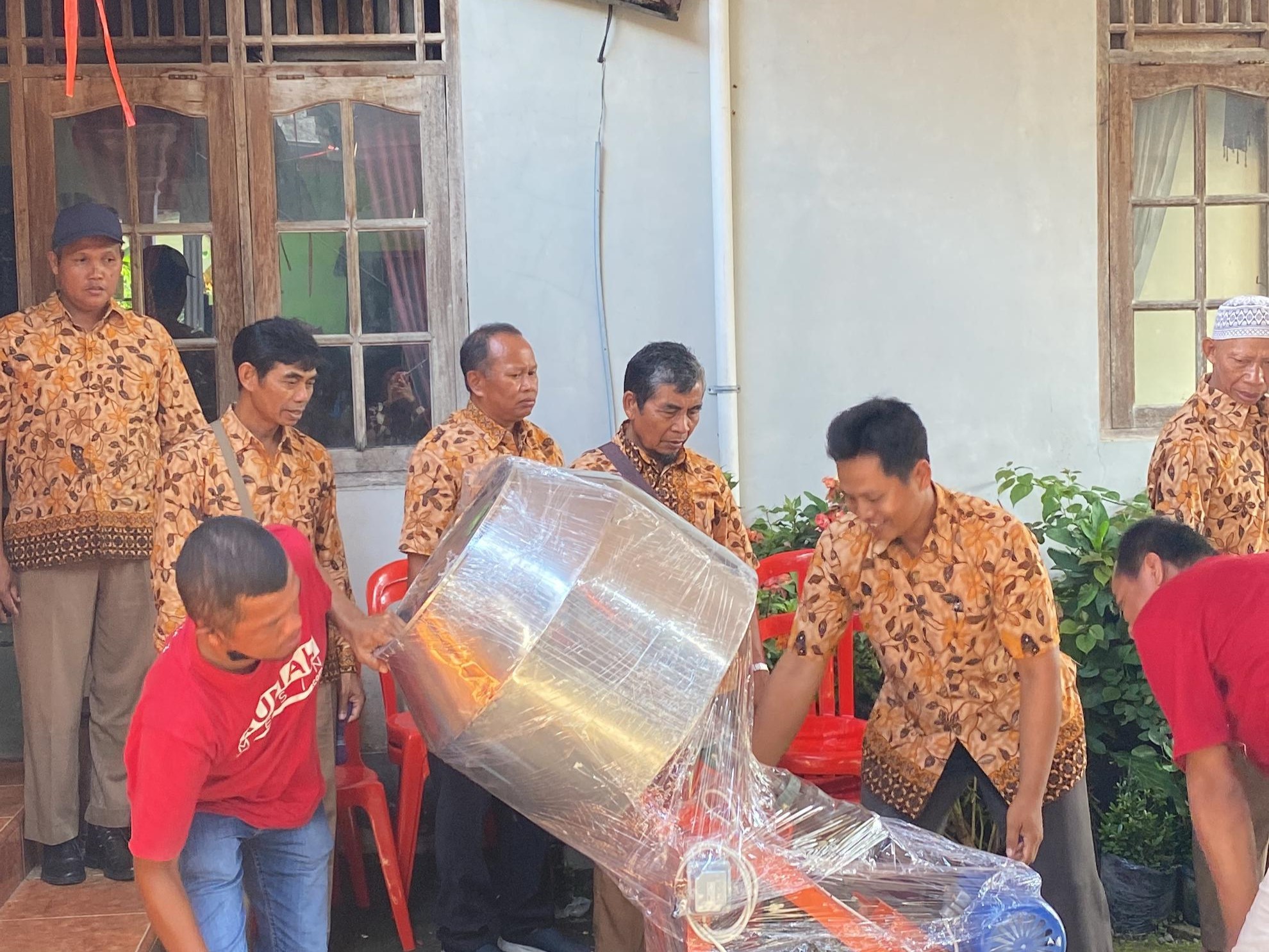 Penyerahan Mesin Pengolah Ubi Untuk IKM Karanglo