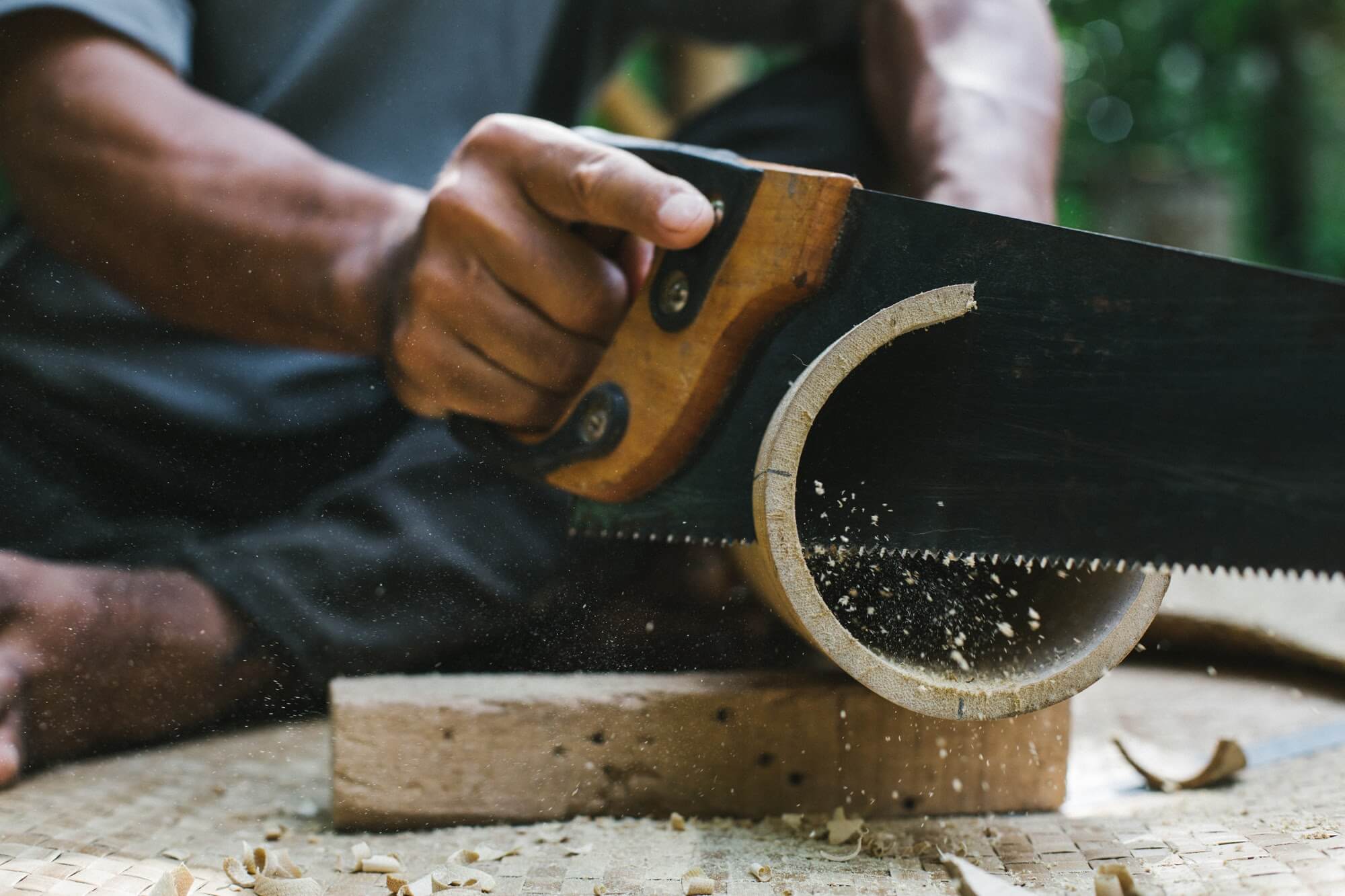 Cara membelah bambu dengan cepat