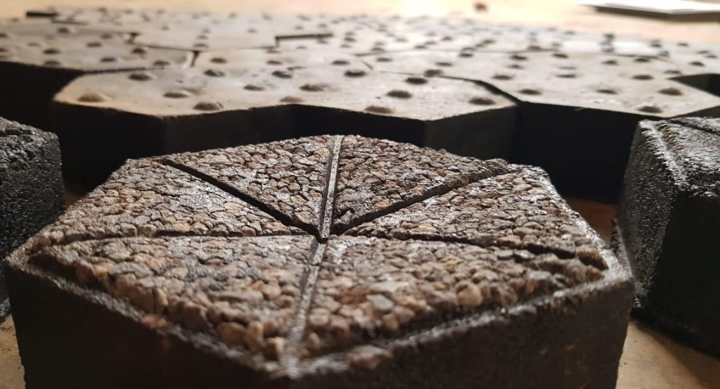 Mengolah Sampah Plastik Menjadi Paving Blok