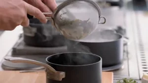 cara menghilangkan minyak di peyek