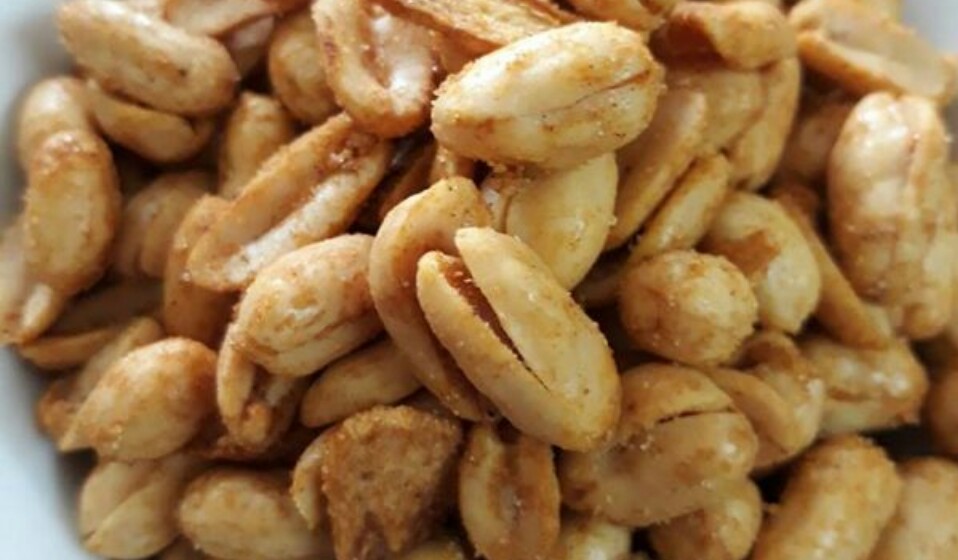 Cara menghilangkan minyak pada kacang goreng