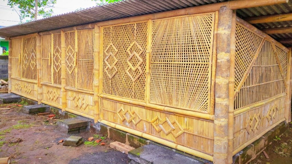 Cara membelah bambu untuk kandang ayam