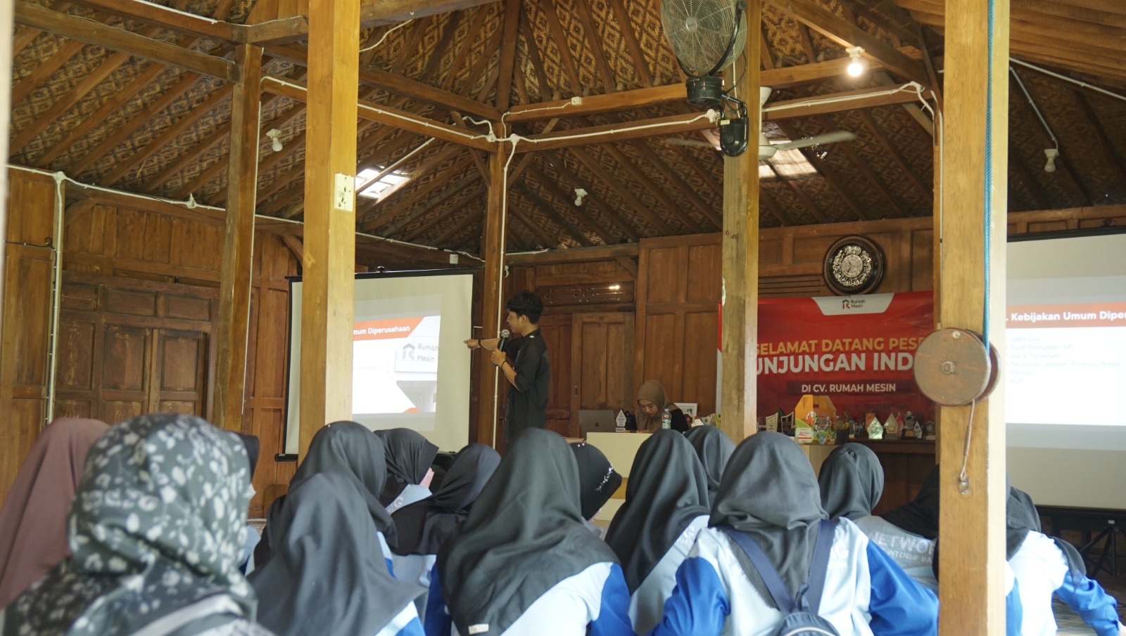 Kunjungan Industri - Penyampaian Materi Mas Alfian