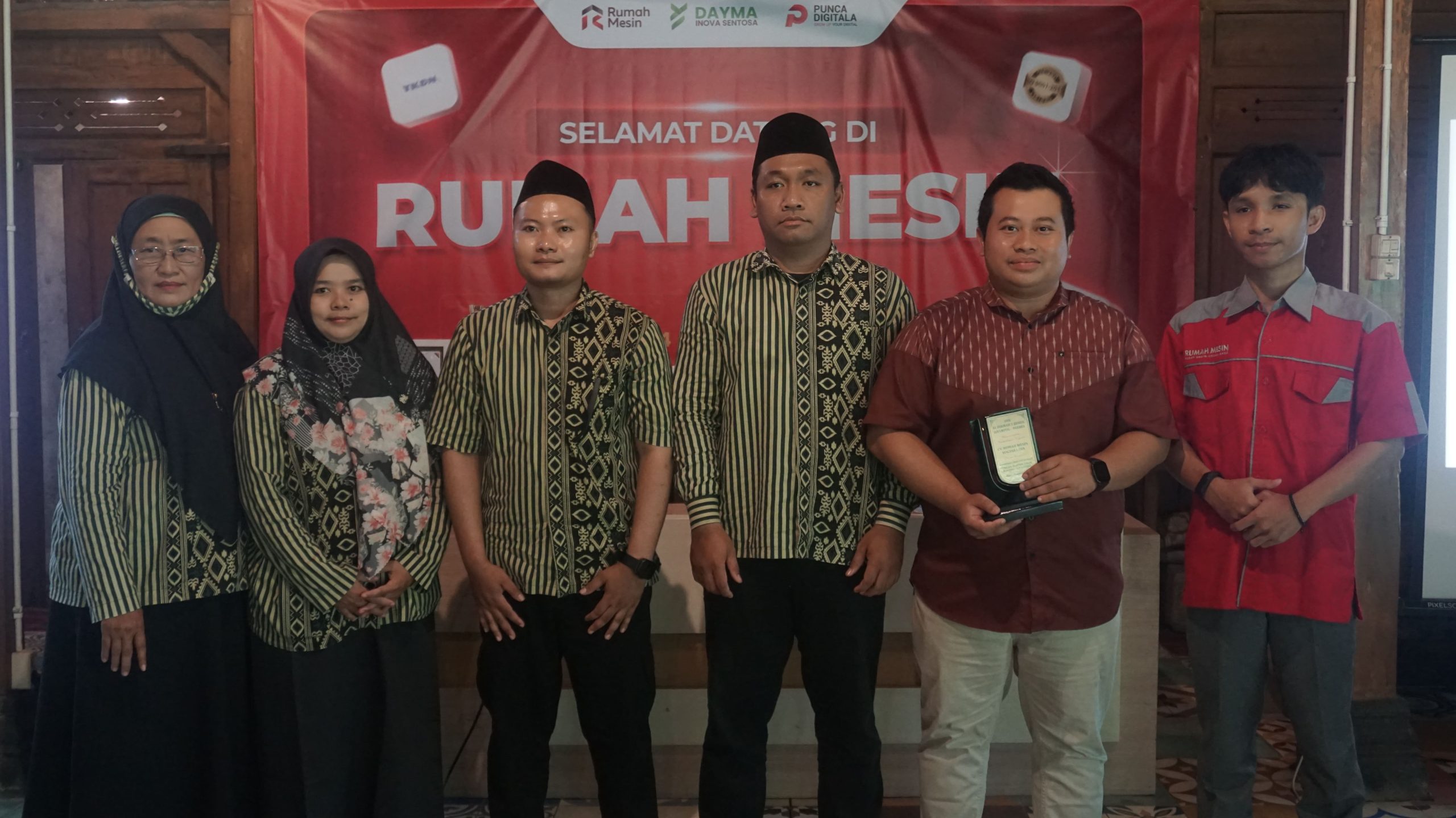 Foto Bersama Pendamping SMK Al Hikmah Sirampong
