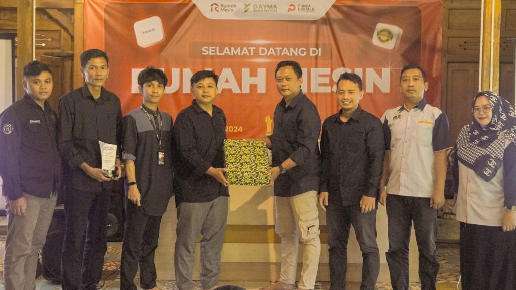 Penyerahan Cinderamata SMK Ma’arif NU Bumiayu ke CV Rumah Mesin