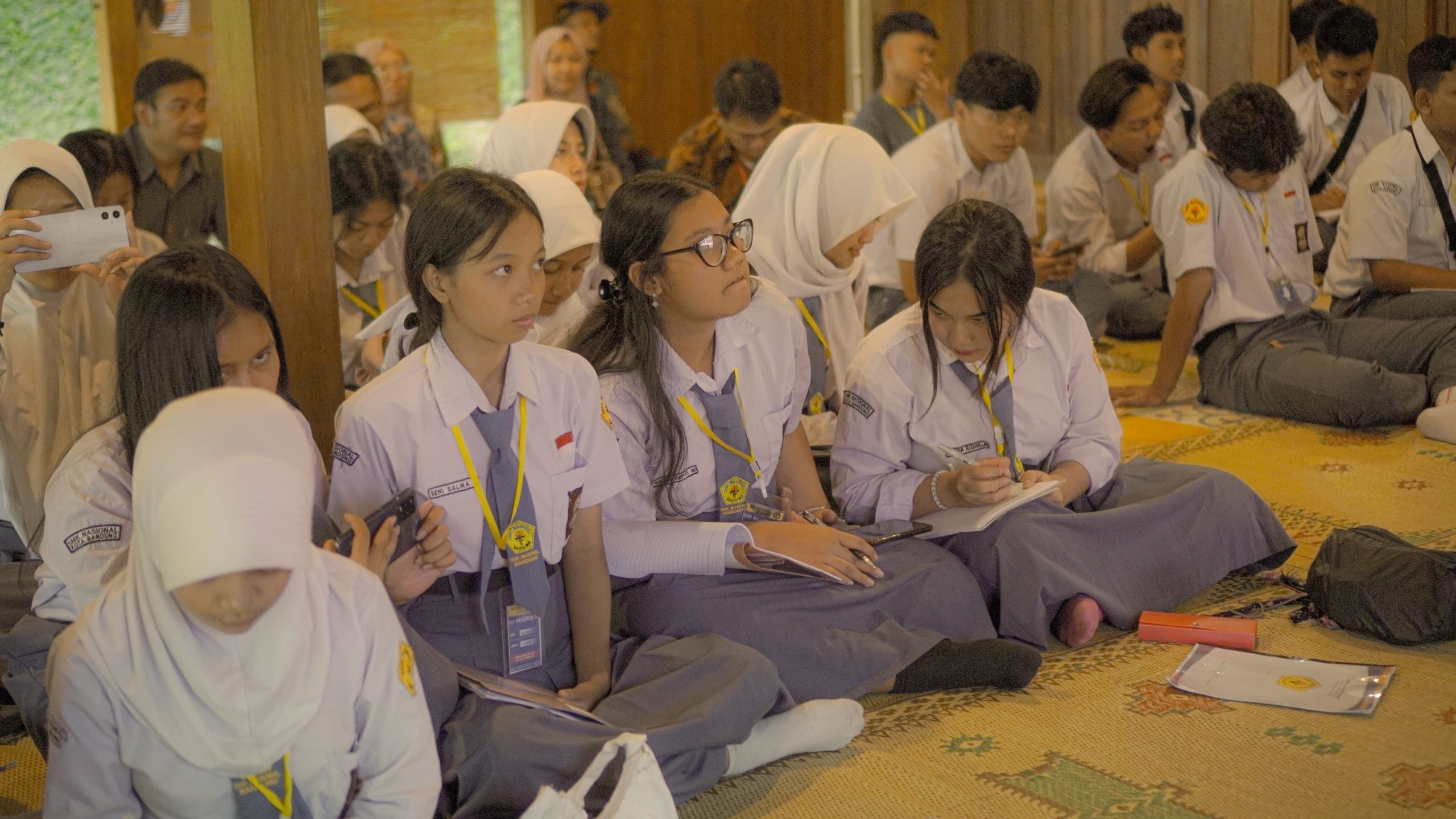 Siswa Sibuk Mencatat dan Merekam Sesi Kunjnungan Industri