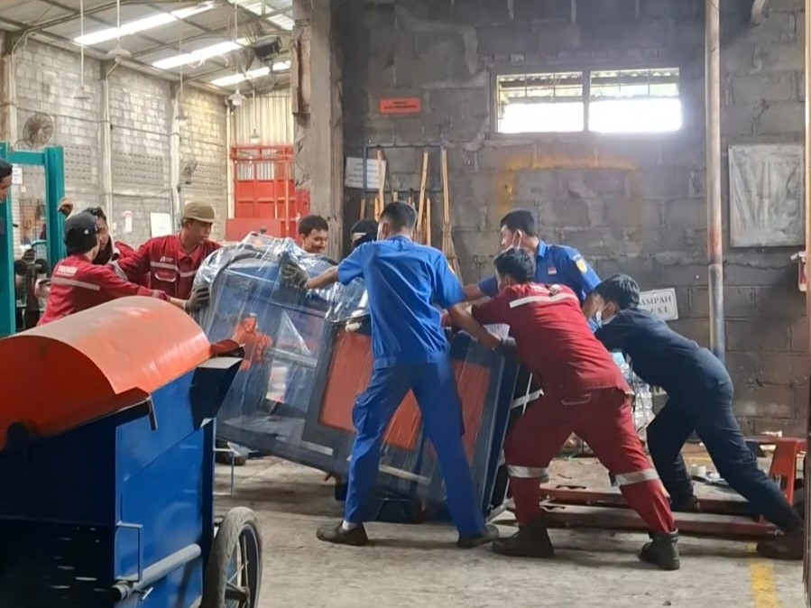 Mesin Press Hidrolik Sampah DLH Palangka Raya