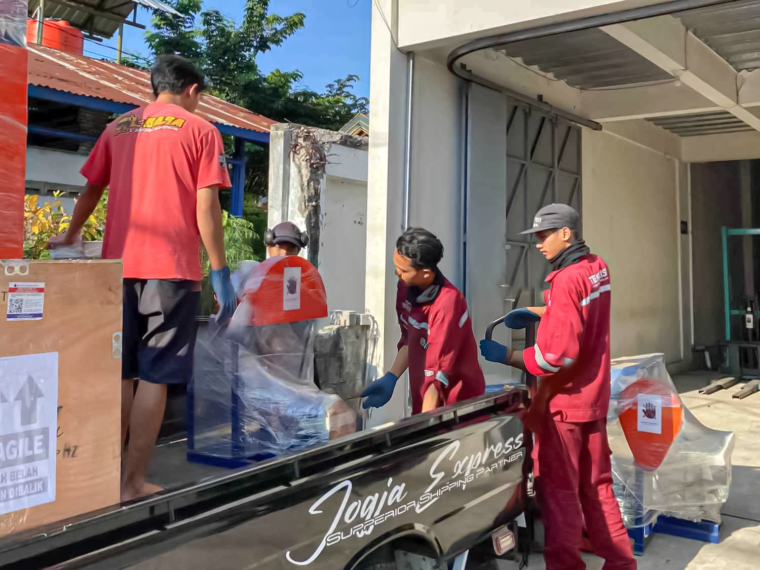 Suasana Pengiriman Mesin Rumah Mesin ke Garut