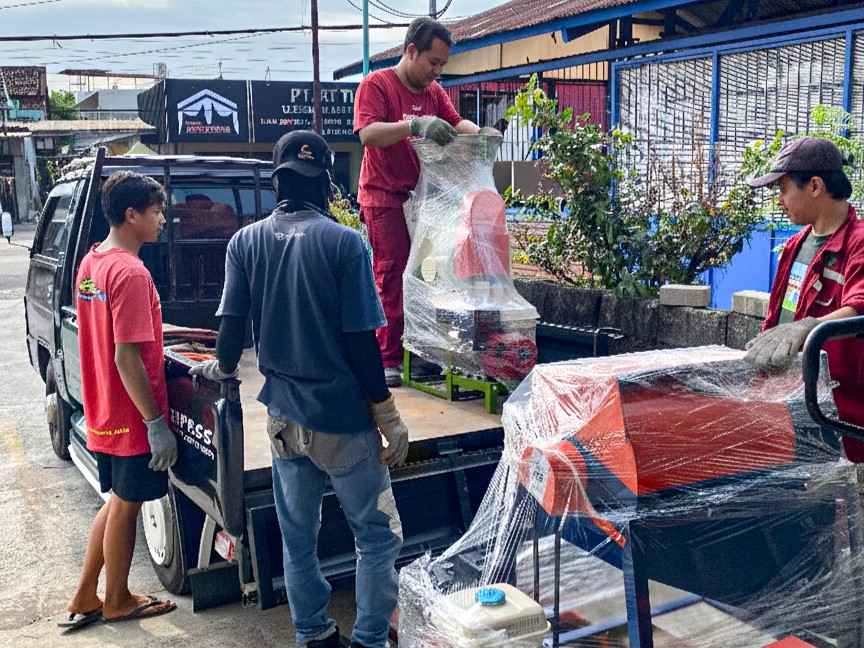 Suasana Muat Mesin Pertanian ke Tenggarong