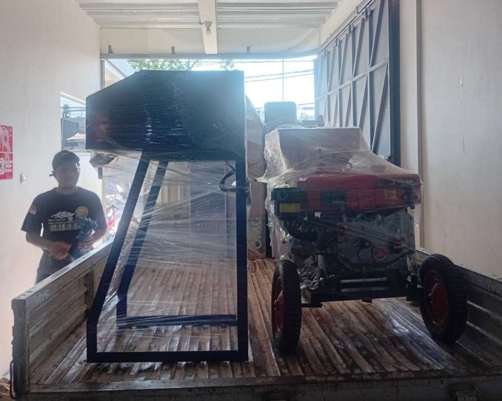 Pengiriman Mesin Pencungkil Kelapa ke Surabaya | Rumah Mesin