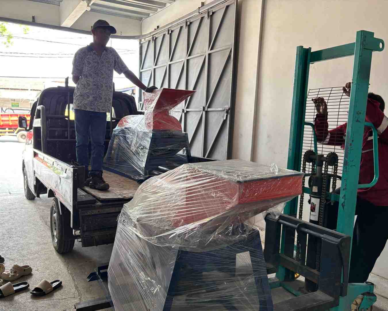 Proses Angkat Mesin dengan Hand Forklift
