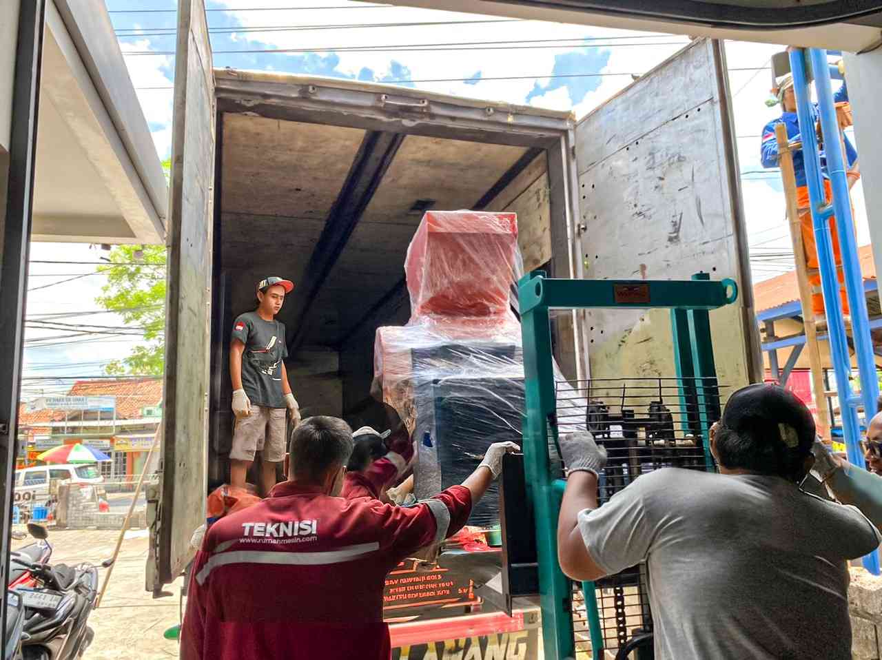 Proses Muat Mesin Pencacah Plastik