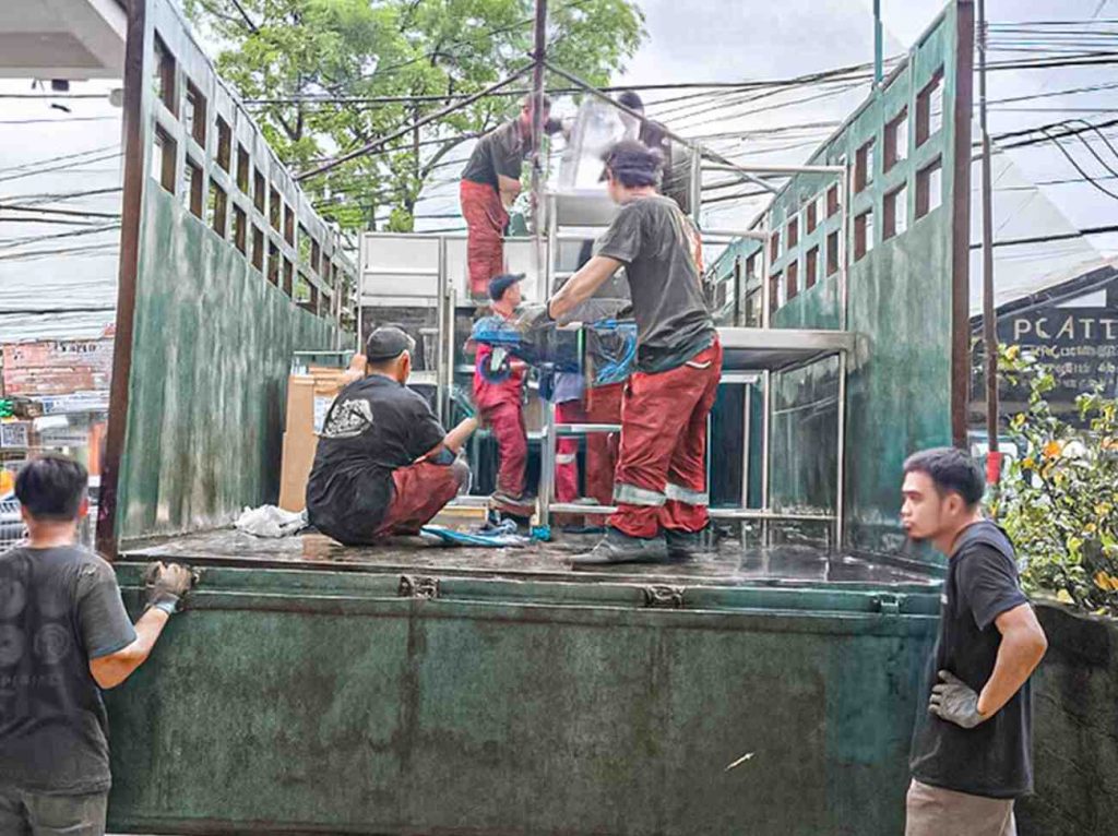 Pengiriman Peralatan MBG ke Rembang