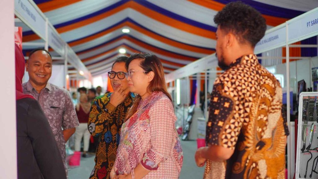 Tim Rumah Mesin Berbincang Dengan Pengunjung Stand