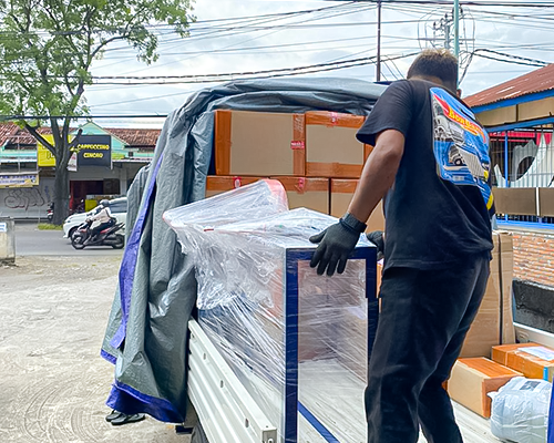 Pengiriman Mesin Pemintal Tali ke Papua