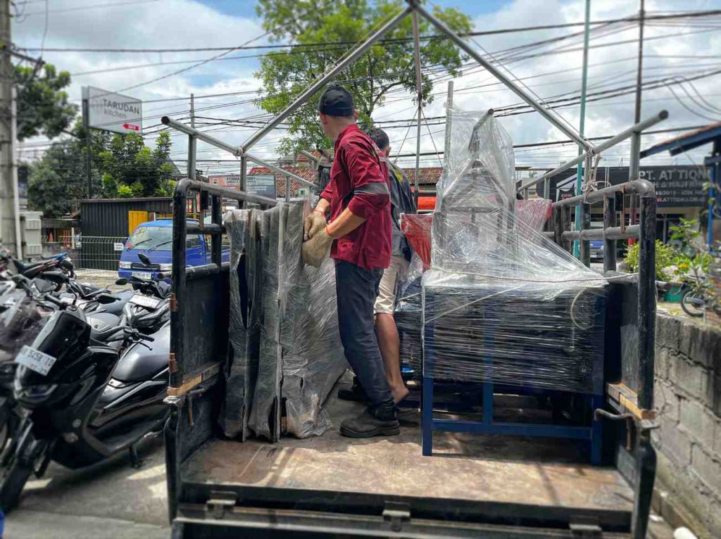 Pengiriman Mesin Pertanian ke Lembata