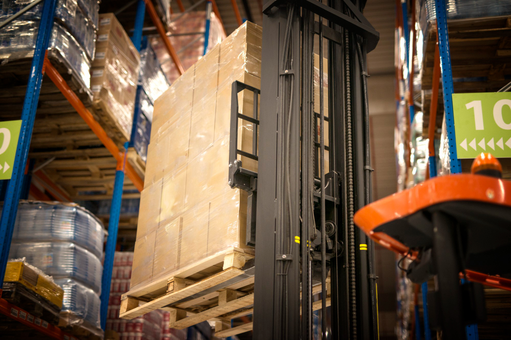 beda hand pallet dan hand stacker
