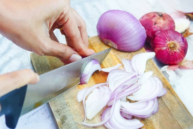 Cara Mengiris Bawang dengan Cepat dan Rapi