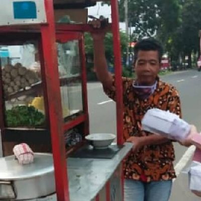 Rumah Mesin Berbagi Nasi Kotak untuk Berbuka Puasa
